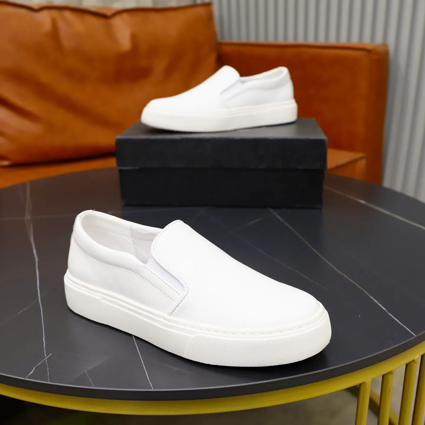 Ex-factory price: 420💰🙅‍♂️🙅‍♂️🙅‍♂️ Brand: PRADA Standard code: 38–44 (45 can be customized) Grade: Same as the official website Material: Original cowhide fabric Comfortable pigskin lining Lightweight wear-resistant outsole Style category: Men's fashionable casual shoes and boots Running sports shoes Distinguished luxury brand elements Top luxury Color: actual picture color